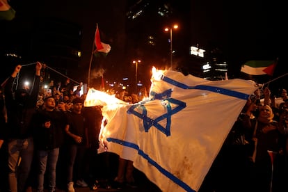 DManifestantes queman una bandera israelí frente al consulado de Israel en Estambul, en la noche del martes.