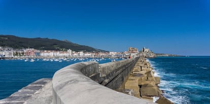 El ropeolas de Castro Urdiales, en la costa de Cantabria, con la iglesia de Santa María (izquierda) y el castillo faro al fondo.  