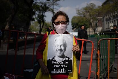 Una integrante del colectivo 24F durante la protesta.