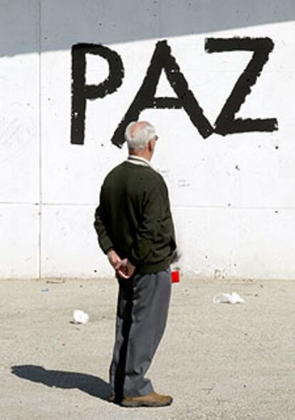 Pintada en la estación de El Pozo en señal de duelo.