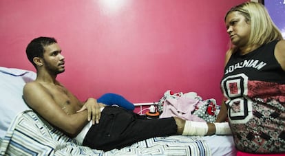 Vitor Santiago Borges, herido de bala por la policía, con su madre en su favela del Complejo de Maré en Río de Janeiro (Brasil).