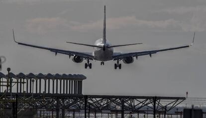 Un avión aterriza en el Aeropuerto de El Prat.