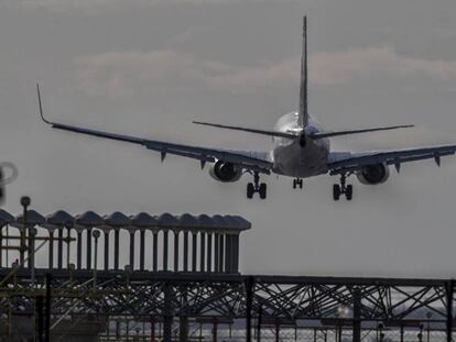 Un avió aterra a l'aeroport del Prat.