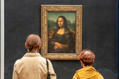 Visitantes viendo el cuadro de La Mona Lisa en el museo del Louvre, en Pars.