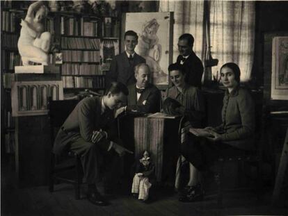 Hermenegildo Lanz (en el centro) rodeado de su familia y con la marioneta Totolín.