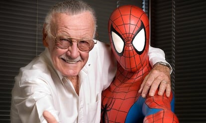 Stan Lee, padre de personajes como Iron-Man, Spiderman o Capitán América e icono de Marvel, es de las caras más conocidas del mundo del cómic y no solo porque hace un cameo en todas las películas sobre sus personajes. A su edad, es muy activo en las redes sociales, tanto, que muchos de sus más de 2 millones de seguidores le felicitaros por su pasado cumpleaños, ni más ni menos que el número 93. Nada como rozar la centena con buena salud mental. Un estudio de la Academia Americana de Neurología asegura que, pese a que los hombres tienen una esperanza de vida menor que las mujeres, son un 50% menos propensos a tener demencia senil después de pasada la barrera de los 90 años.