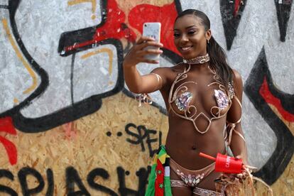 Una participante se saca un selfie disfrazada antes de comenzar el desfile.