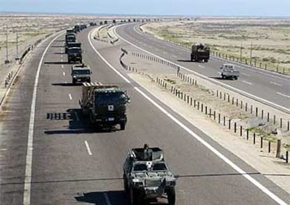 El convoy, de 25 vehículos y que ha atravesado esta mañana la frontera de Irak por Kuwait, se dirige a Samawa.