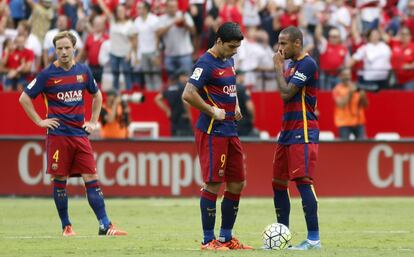 Rakitic, Luis Suárez y el delantero brasileño Neymar tras encajar el segundo gol