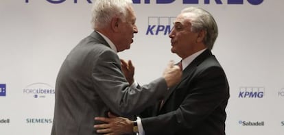 El ministro de Asuntos Exteriores, Jos&eacute; Manuel Garc&iacute;a-Margallo, y el vicepresidente de Brasil, Michel Temer, en el Foro de L&iacute;deres.