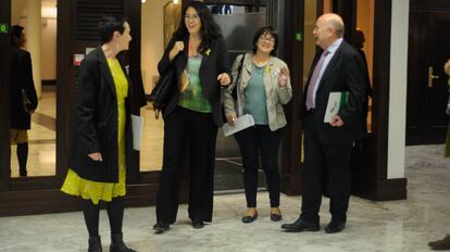 Jone Goizelaia (EH Bildu) i Íñigo Iturrate (PNB) flanquegen Diana Riba i Meritxell Lluís al Parlament basc.