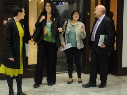 Jone Goizelaia (EH Bildu) i Íñigo Iturrate (PNB) flanquegen Diana Riba i Meritxell Lluís al Parlament basc.
