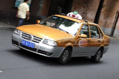 No es nada fácil en Shanghái saber de qué color parar el taxi.