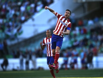 Gabi comemora o primeiro gol do Atlético.