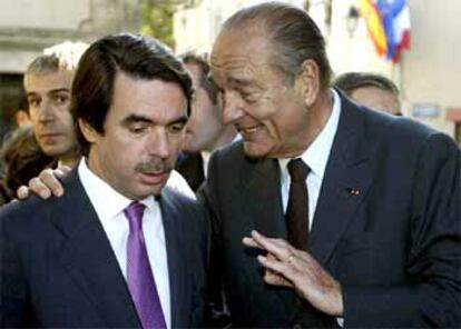 Aznar y Chirac conversan durante el encuentro que hoy han mantenido en Carcassonne.