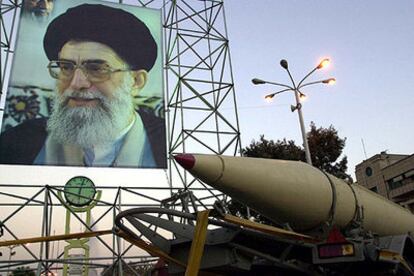 Un misil aparece expuesto bajo un retrato de Alí Jamenei en  Teherán durante la conmemoración del 23º aniversario de la guerra Irán-Irak en 2003.