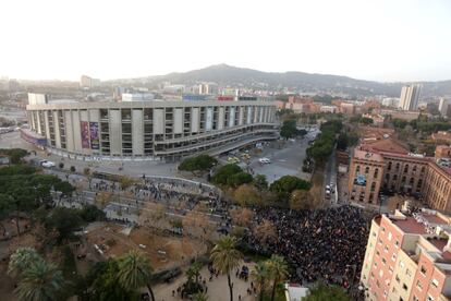 Vista general del Camp Nou y sus inmediaciones previo el partido que disputarán el Barcelona y el Real Madrid esta noche.