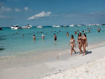 Turistas en la playa de Isla Mujeres, en febrero.