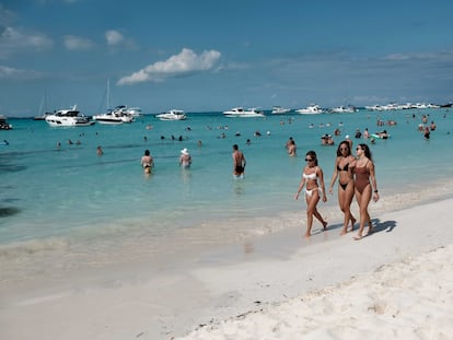 Turistas en la playa de Isla Mujeres, en febrero.