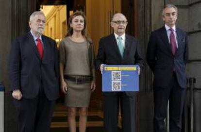 El ministro de Hacienda, Cristóbal Montoro (2-d), con el código QR de los presupuestos generales del Estado para 2013,  junto a los secretarios de Estado de Administraciones Públicas, Antonio Beteta (i); de Presupuestos y Gasto, Marta Fernández Currás, y de Hacienda, Miguel Ferre. EFE/Archivo