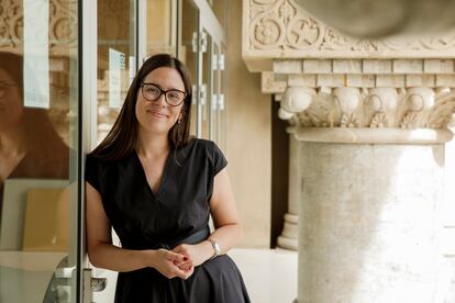 Paula Valencia en su trabajo, el edificio Seminario del Ayuntamiento de Zaragoza, este viernes.  