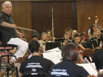 El director Daniel Barenboim, ayer durante el ensayo con la West-Eastern Divan, en Pilas (Sevilla).