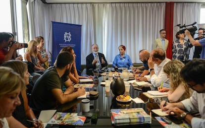 El director de la Biblioteca Nacional, Alberto Manguel, en rueda de prensa.