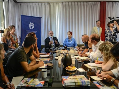 El director de la Biblioteca Nacional, Alberto Manguel, en rueda de prensa.