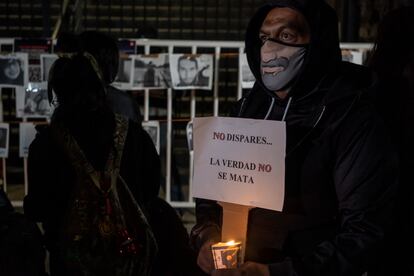 Periodistas participan en una velada a las afueras de la Secretaría de Gobernación en Ciudad de México.