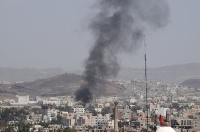 Una columna de humo en un edificio durante los enfrentamientos entre las fuerzas leales al presidente y los seguidores del jeque Sadeq al Ahmar.