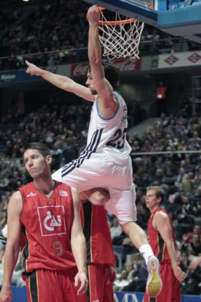 Llull machaca la canasta ante el CAI.