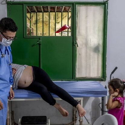 Mayron Vergel, doctor de Médicos sin Fronteras, atiende a una mujer embarazada en La Gabarra, frontera colombiana con Venezuela, a finales de agosto.