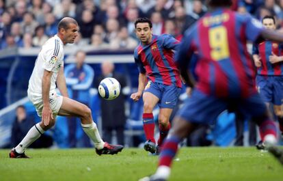 Xavi en accion con el francés Zinedine Zidane durante un Real Madrid-Barcelona de la Liga 2004-05 en el Santiago Bernabéu.