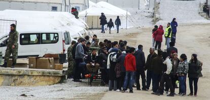 Un grupo de migrantes esperan en el centro de registro en Diavata (Grecia).