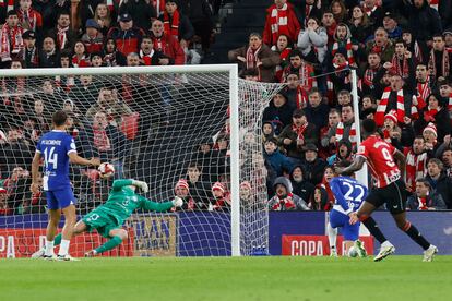 Iñaki Williams marca el primer tanto del encuentro de volea.