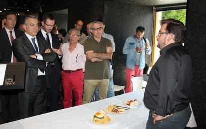 Yzuel a la derecha presentando los huevos al diputado general de Álava, Javier de Andrés y al alcalde, Javier Maroto