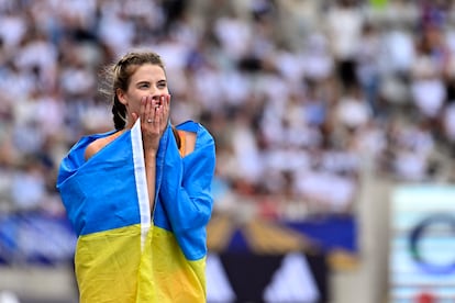 Yaroslava Mahuchikh de Ucrania después de ganar el salto de altura femenino durante la Liga Diamante de París 2024 en el 'Stade Charlety', el 7 de julio de 2024 en París, Francia.