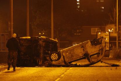 Coches quemados en los disturbios de la noche del miércoles en Salford, cerca de Manchester.