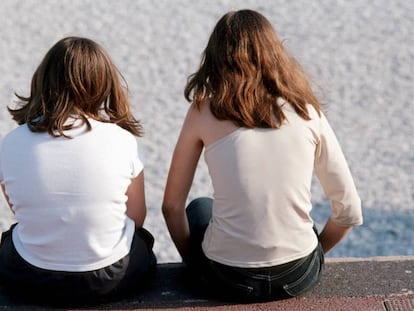 Duas meninas &agrave; beira da praia. 