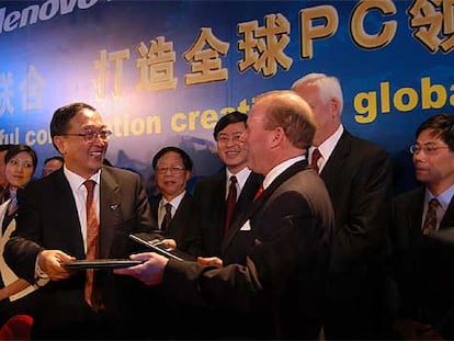 Liu Chuanzhi, presidente de Lenovo Group, y John Joyce, consejero delegado de IBM, firman el acuedo entre las dos compañías, el pasado 1 de mayo.