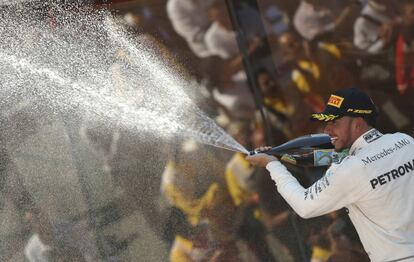 El piloto británico Lewis Hamilton celebra su victoria en podium después de ganar el Gran Premio de España de Fórumla 1.