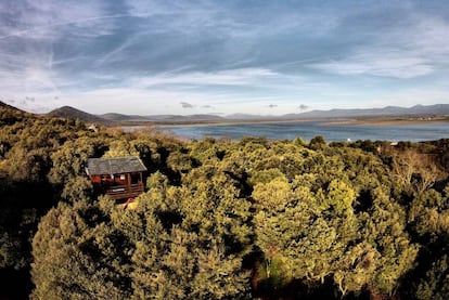 Incrustadas en dos hectáreas de bosque húmedo mediterráneo, tres de las cabañas de este alojamiento ecológico junto al parque nacional de Cabañeros están elevadas sobre el terreno, especialmente la casita El Atardecer, la más alta (en la foto), que asomando entre las copas de los árboles regala ocasos memorables sobre el embalse de la Torre de Abraham. El 'ecolodge', ubicado en una zona especial de dispersión del lince ibérico, cuenta con un variado programa de experiencias diseñadas para recorrer, de forma didáctica, diferentes zonas del entorno natural que lo rodea, a pie o a caballo, incluyendo excursiones ornitológicas en diferentes épocas del año. Precio: entre 149 y 164 euros (según temporada). <a href="http://www.ecolodge.es/" target="_blank">ecolodge.es</a>