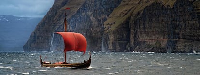 Reconstrução do barco viking ‘Skuldevev 2’, o ‘Corcel dos Mares’, navegando da Dinamarca para Dublin em 2007.