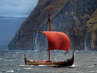 Reconstrução do barco viking ‘Skuldevev 2’, o ‘Corcel dos Mares’, navegando da Dinamarca para Dublin em 2007.