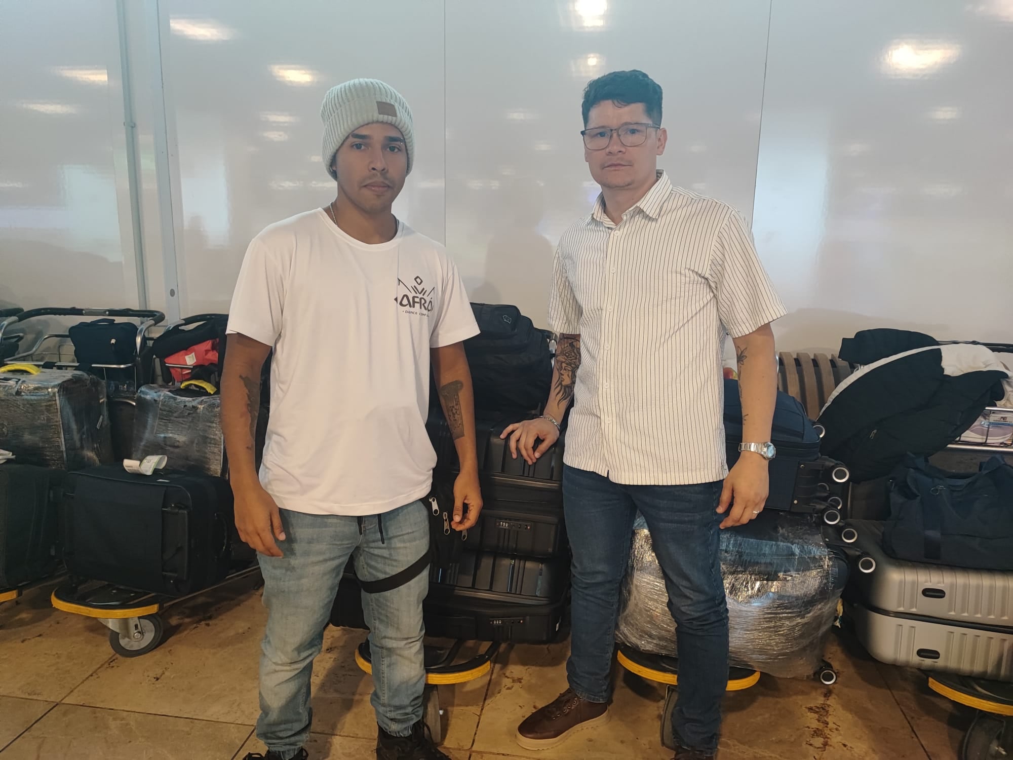 Isaid Salas y José Enrique García en la Terminal 1 del aeropuerto de Barajas, este martes.