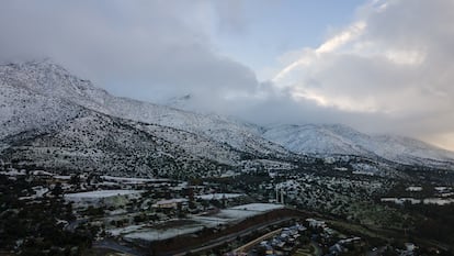 En algunas comunas se suspendieron actividades escolares por la caída de nieve en Chile, este viernes.