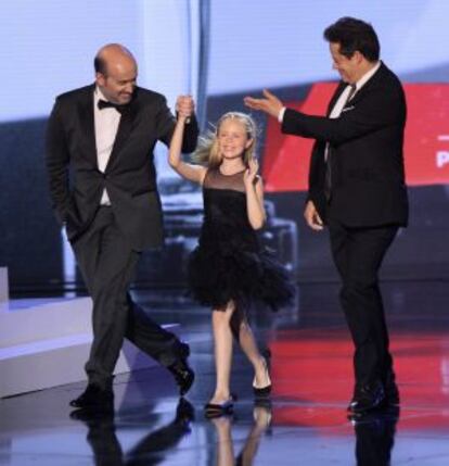 Javier Cámara y Jorge Sanz escoltan a Loreto Peralta en la entrega de premios Platino.