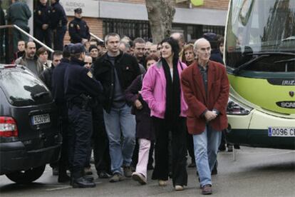 Algunos de los acusados en el macrojuicio contra el entorno de ETA llegan a la sala habilitada por la Audiencia Nacional en la Casa de Campo de Madrid.