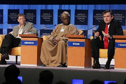 Bill Gates, presidente de Microsoft; y Olusegun Obasanjo, presidente de Nigeria, escuchan con atención al Consejero de Comercio Exterior del Reino Unido, Gordon Brown, en Davos.