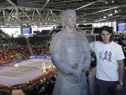 Nadal posa ante la estatua que le carazteriza como guerrero de Xian.